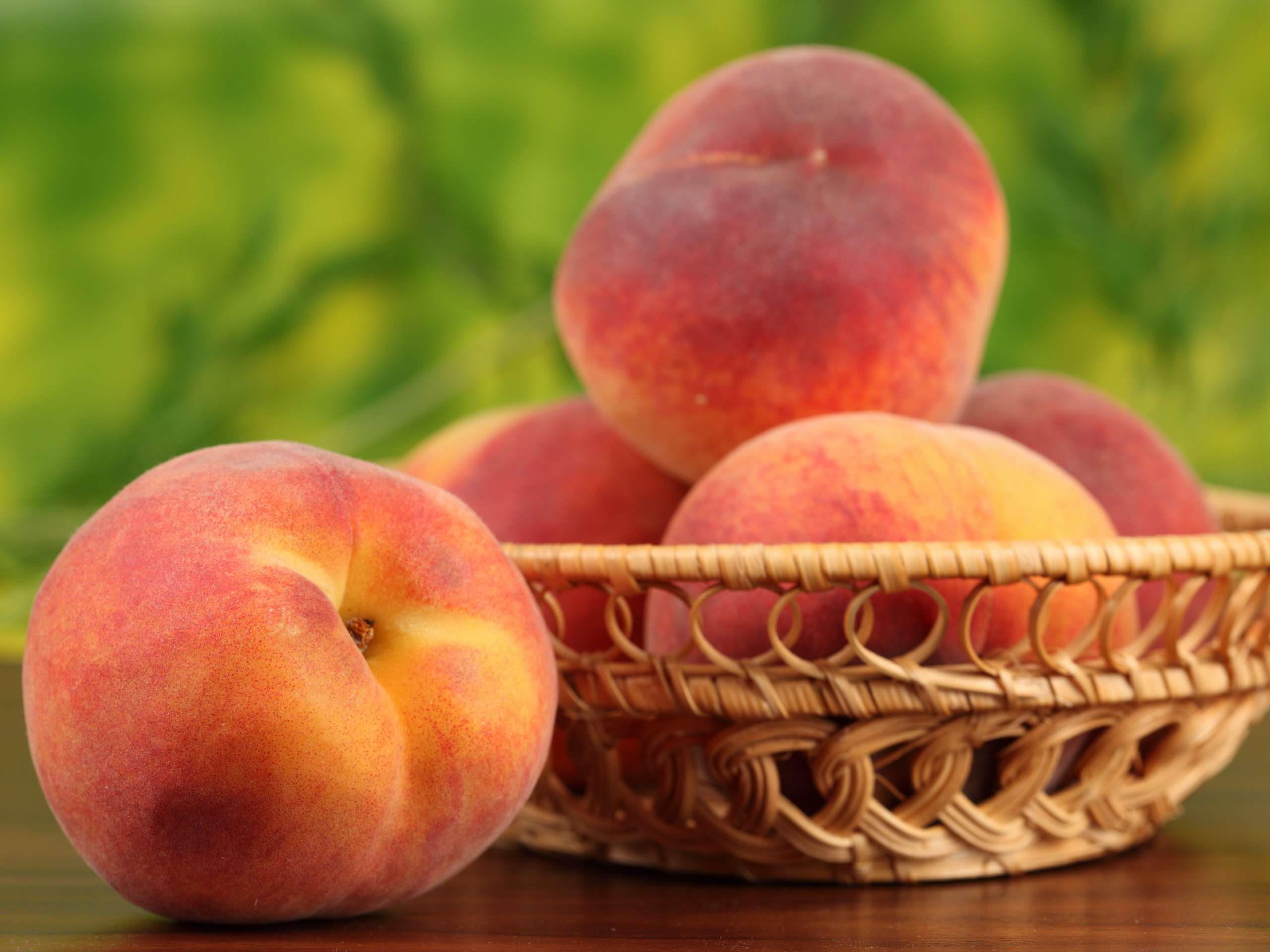 Нектарины абрикосы персики в корзине