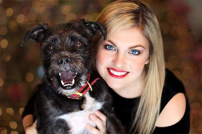 Молодая женщина и забавная собака, фото фотография собаки