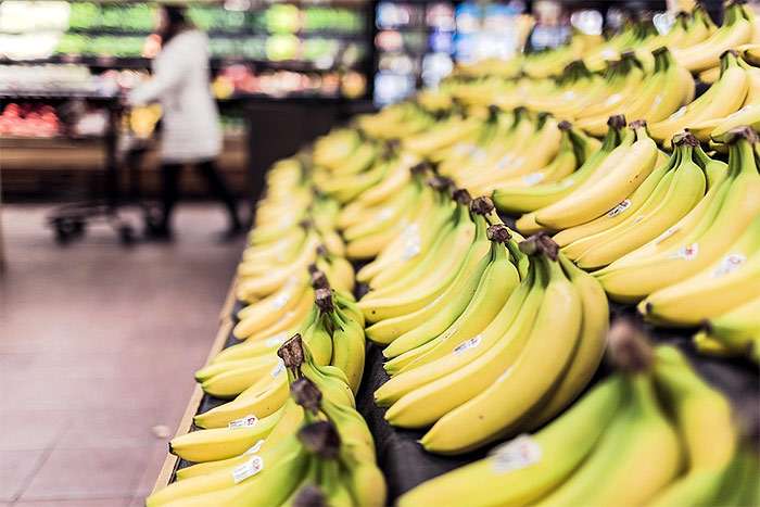 Желтые бананы на полке в магазине, фото фотография 