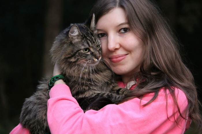 Девушка и длинношерстная кошка, фото фотография