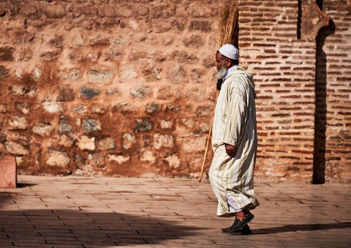 Араб, мужчина идет по улице, фото фотография 
