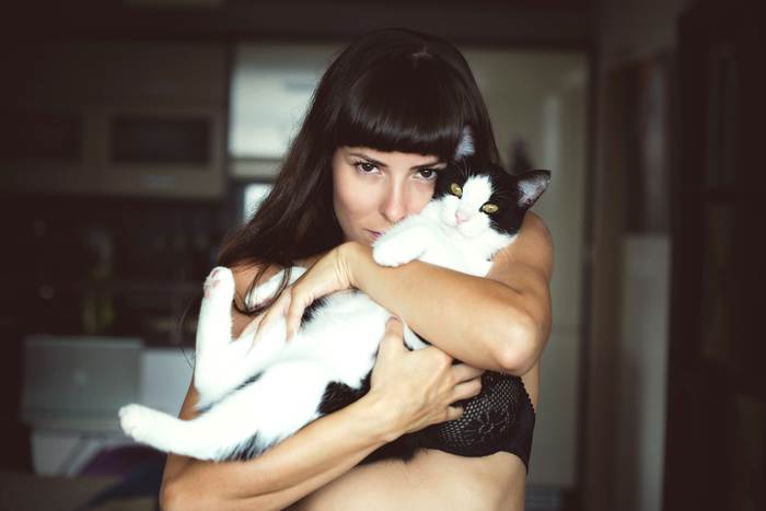 Женщина держит на руках кошку, фото фотография