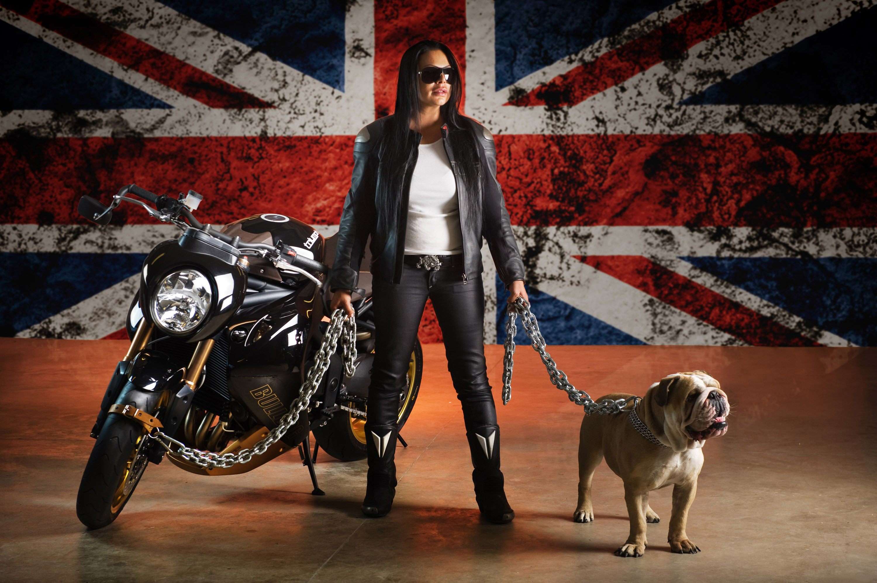 Девушка-модель, мотоцикл и английский бульдог, фото фотография картинка обои 